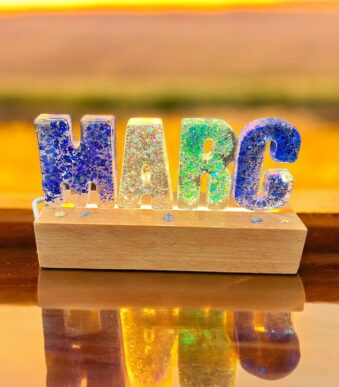 lámpara de nombre - Marc - resina epoxi - fabricado a mano - pydecoracion.com